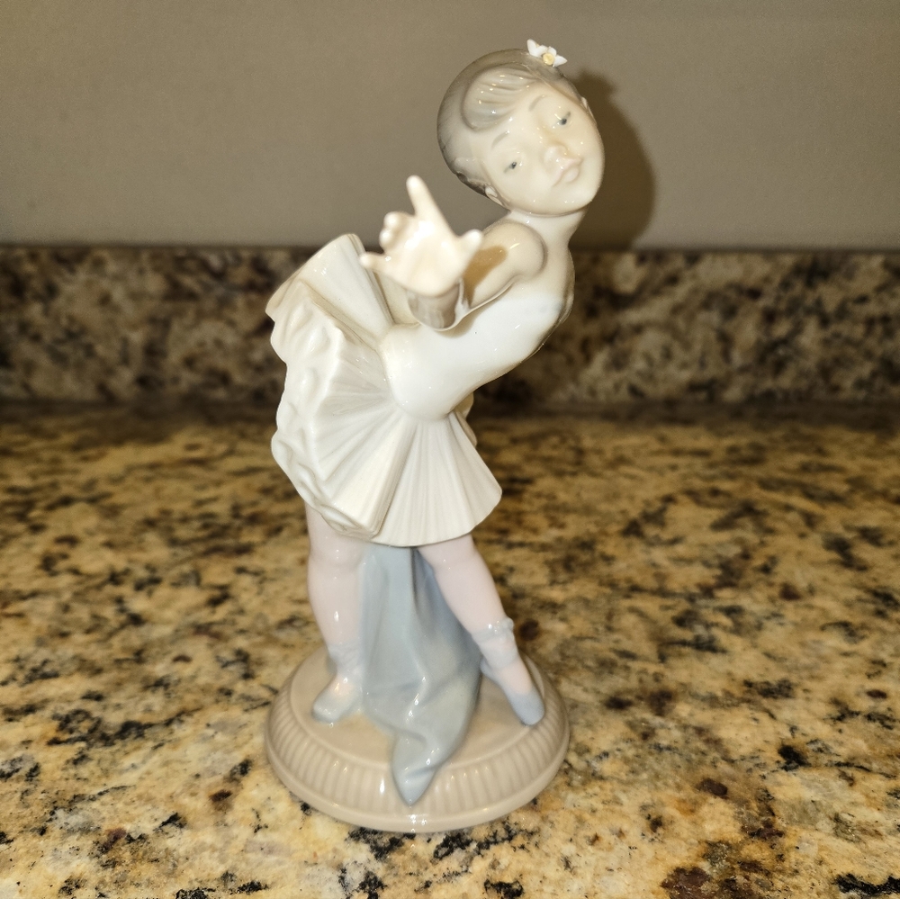 Nao By Lladro  "My First Bow" Porcelain Ballerina Figurine-Vintage